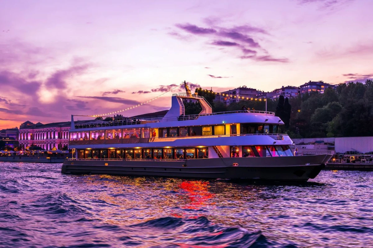 Bosphorus Dinner Cruise: An Unforgettable Night on Istanbul’s Glowing Waters