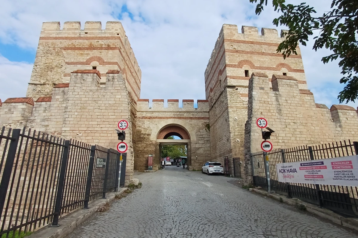 The Theodosian Walls: An Itinerary
